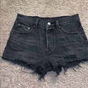 black distressed levi’s jean shorts